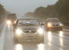 Wer bei extremen Witterungsbedingungen unterwegs ist, sollte ganz besonders vorsichtig fahren. Hilfreich sind hier Automodelle, die hohe Sicherheitsstandards mit Effizienz vereinen. Foto: VW/gp